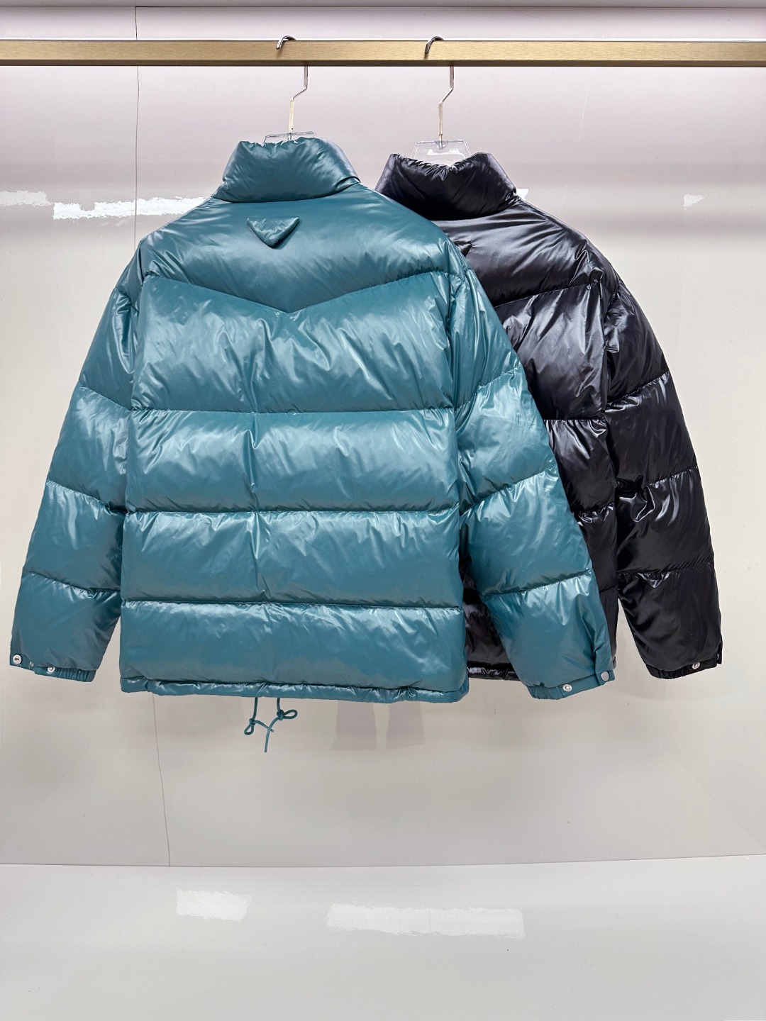 专柜新品首发 Prada 普拉达2025秋冬专柜同步新品发布，最新款羽绒服出货，全部原版购入，今年最新色