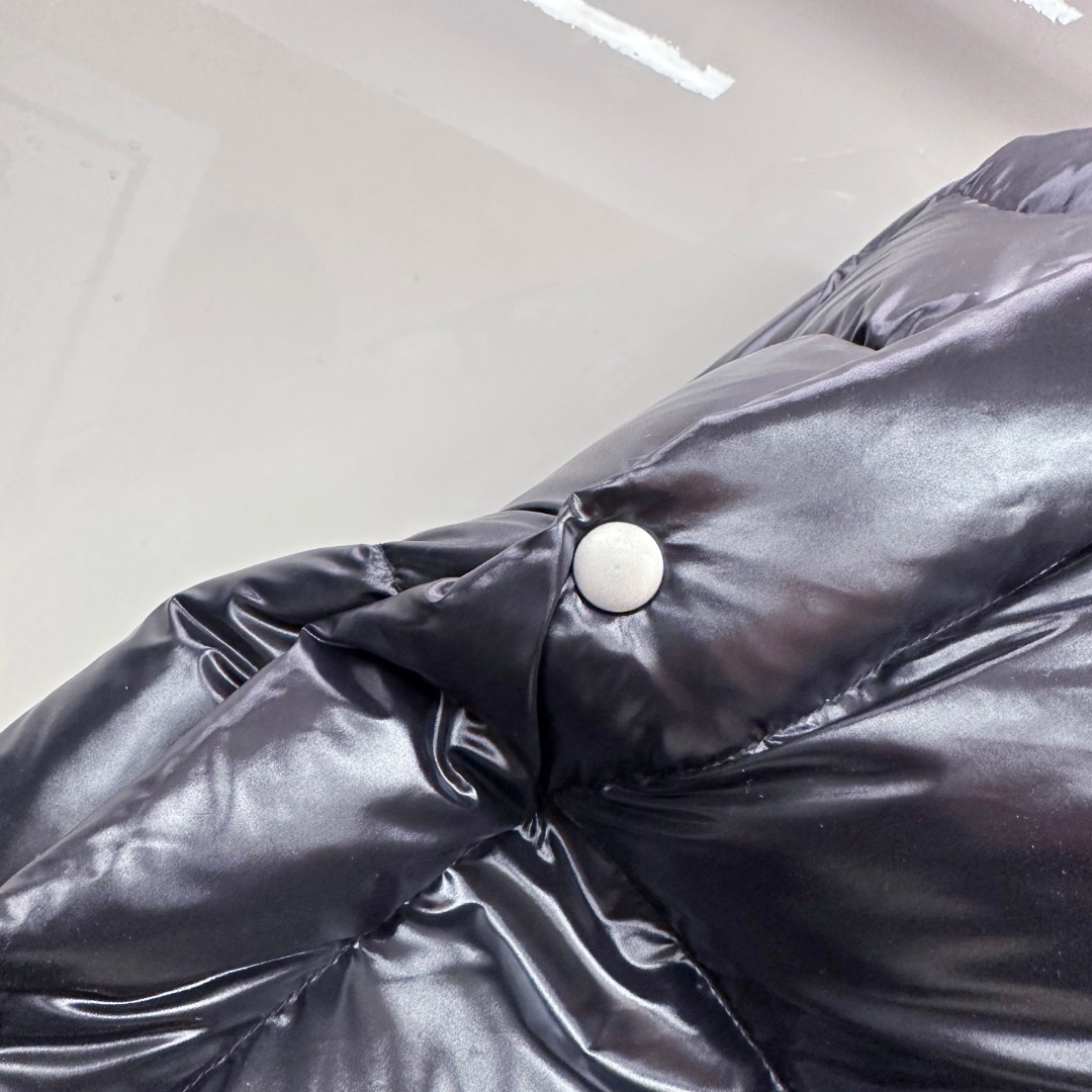 P550 专柜新品首发 Prada 普拉达2025秋冬专柜同步新品发布，最新款羽绒服出货，全部原版购入，今年最新色，无论面料和辅料，真正做到了1:1完美复刻，全部最新辅料，香港达菲公司订购原版，内里填充95白鸭绒，质感无敌了，出入柜上无压力，48-56码，闭眼入，市场最高版本，欢迎对比