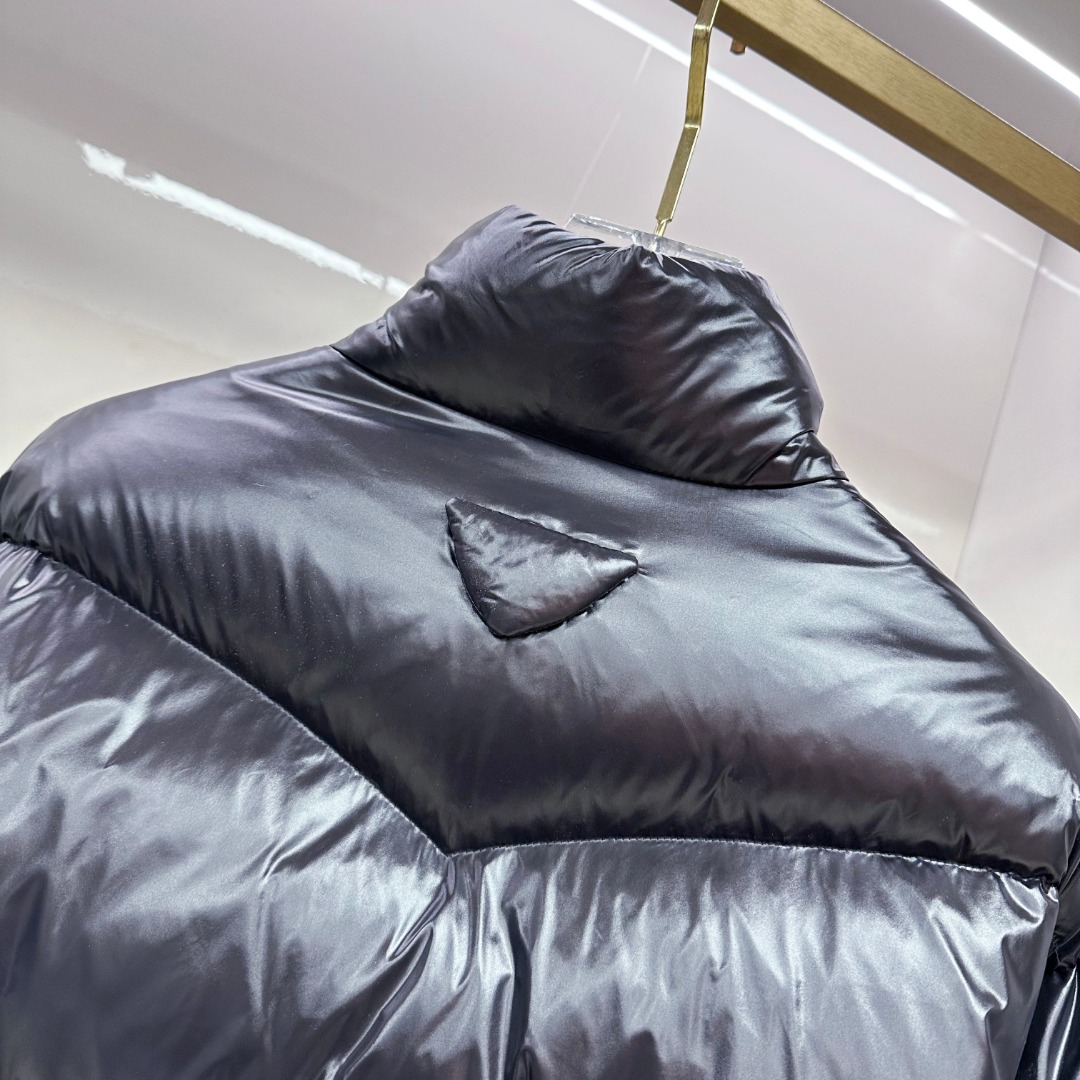 P550 专柜新品首发 Prada 普拉达2025秋冬专柜同步新品发布，最新款羽绒服出货，全部原版购入，今年最新色，无论面料和辅料，真正做到了1:1完美复刻，全部最新辅料，香港达菲公司订购原版，内里填充95白鸭绒，质感无敌了，出入柜上无压力，48-56码，闭眼入，市场最高版本，欢迎对比