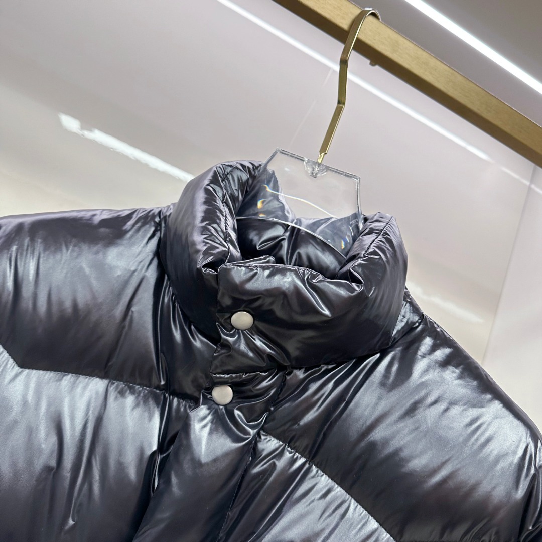 P550 专柜新品首发 Prada 普拉达2025秋冬专柜同步新品发布，最新款羽绒服出货，全部原版购入，今年最新色，无论面料和辅料，真正做到了1:1完美复刻，全部最新辅料，香港达菲公司订购原版，内里填充95白鸭绒，质感无敌了，出入柜上无压力，48-56码，闭眼入，市场最高版本，欢迎对比