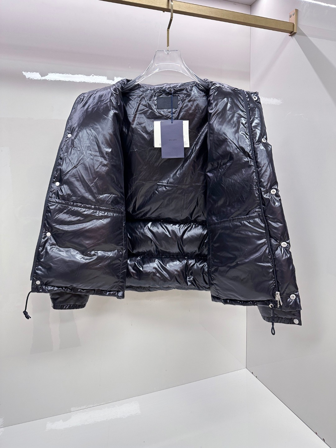 P550 专柜新品首发 Prada 普拉达2025秋冬专柜同步新品发布，最新款羽绒服出货，全部原版购入，今年最新色，无论面料和辅料，真正做到了1:1完美复刻，全部最新辅料，香港达菲公司订购原版，内里填充95白鸭绒，质感无敌了，出入柜上无压力，48-56码，闭眼入，市场最高版本，欢迎对比