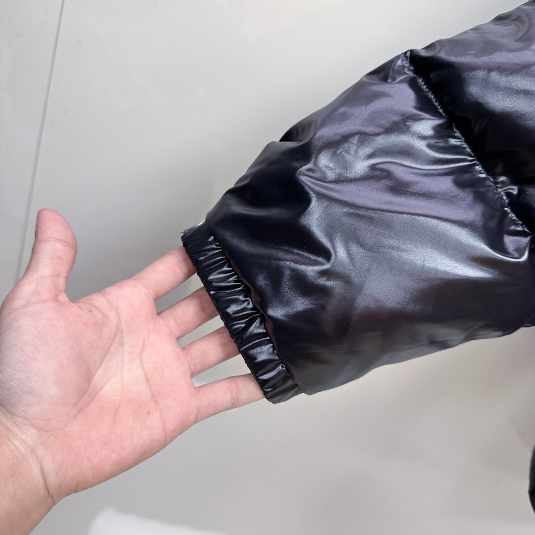 P550 专柜新品首发 Prada 普拉达2025秋冬专柜同步新品发布，最新款羽绒服出货，全部原版购入，今年最新色，无论面料和辅料，真正做到了1:1完美复刻，全部最新辅料，香港达菲公司订购原版，内里填充95白鸭绒，质感无敌了，出入柜上无压力，48-56码，闭眼入，市场最高版本，欢迎对比