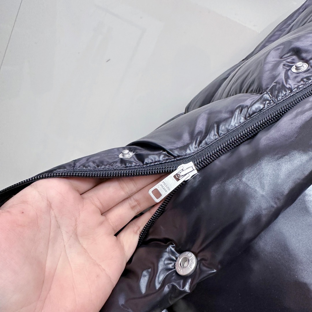 P550 专柜新品首发 Prada 普拉达2025秋冬专柜同步新品发布，最新款羽绒服出货，全部原版购入，今年最新色，无论面料和辅料，真正做到了1:1完美复刻，全部最新辅料，香港达菲公司订购原版，内里填充95白鸭绒，质感无敌了，出入柜上无压力，48-56码，闭眼入，市场最高版本，欢迎对比