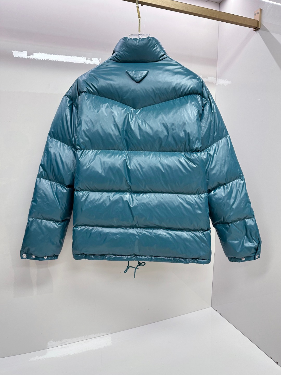 P550 专柜新品首发 Prada 普拉达2025秋冬专柜同步新品发布，最新款羽绒服出货，全部原版购入，今年最新色，无论面料和辅料，真正做到了1:1完美复刻，全部最新辅料，香港达菲公司订购原版，内里填充95白鸭绒，质感无敌了，出入柜上无压力，48-56码，闭眼入，市场最高版本，欢迎对比