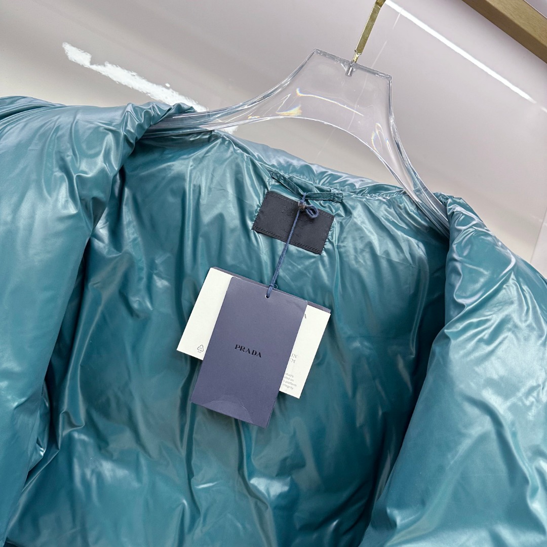 P550 专柜新品首发 Prada 普拉达2025秋冬专柜同步新品发布，最新款羽绒服出货，全部原版购入，今年最新色，无论面料和辅料，真正做到了1:1完美复刻，全部最新辅料，香港达菲公司订购原版，内里填充95白鸭绒，质感无敌了，出入柜上无压力，48-56码，闭眼入，市场最高版本，欢迎对比