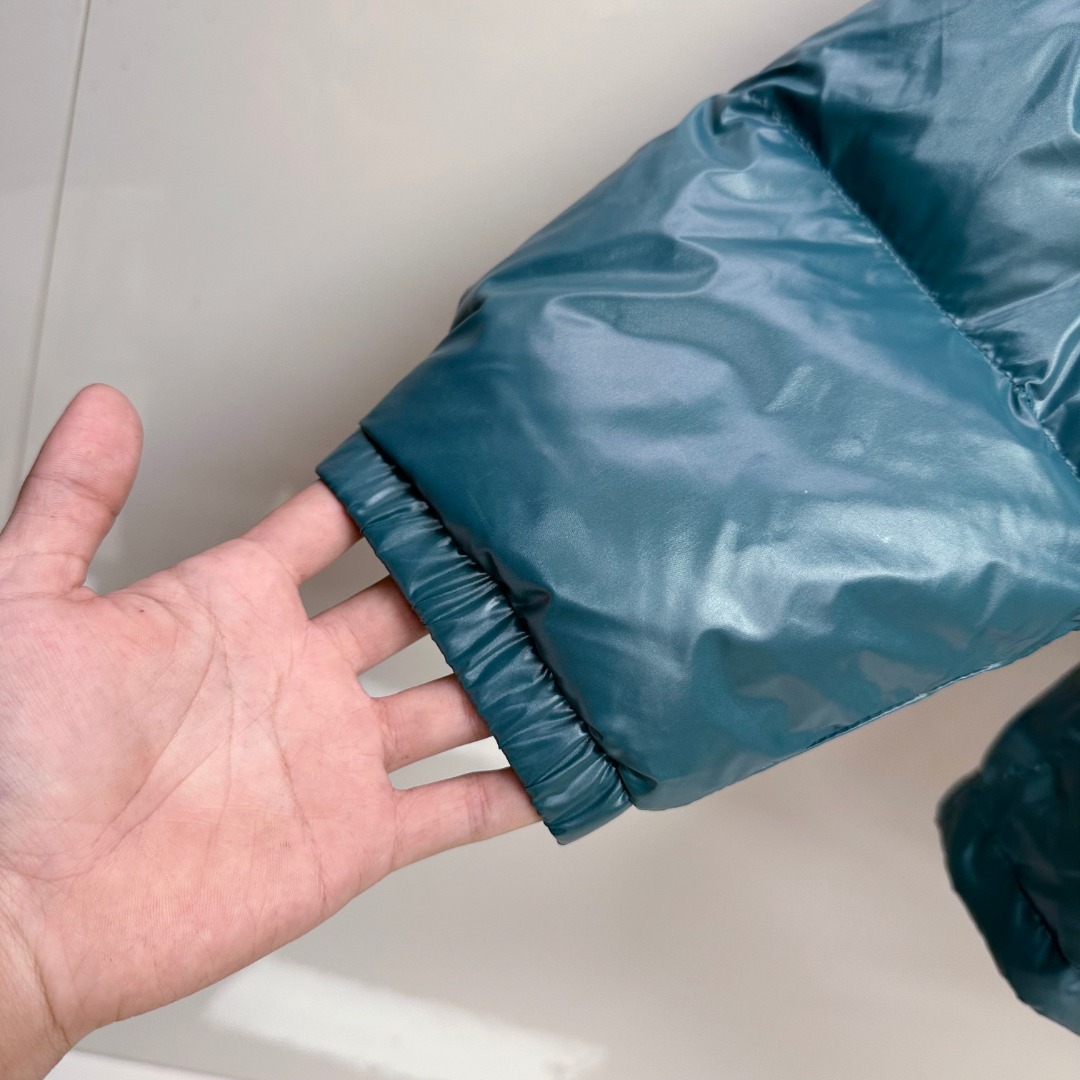 P550 专柜新品首发 Prada 普拉达2025秋冬专柜同步新品发布，最新款羽绒服出货，全部原版购入，今年最新色，无论面料和辅料，真正做到了1:1完美复刻，全部最新辅料，香港达菲公司订购原版，内里填充95白鸭绒，质感无敌了，出入柜上无压力，48-56码，闭眼入，市场最高版本，欢迎对比