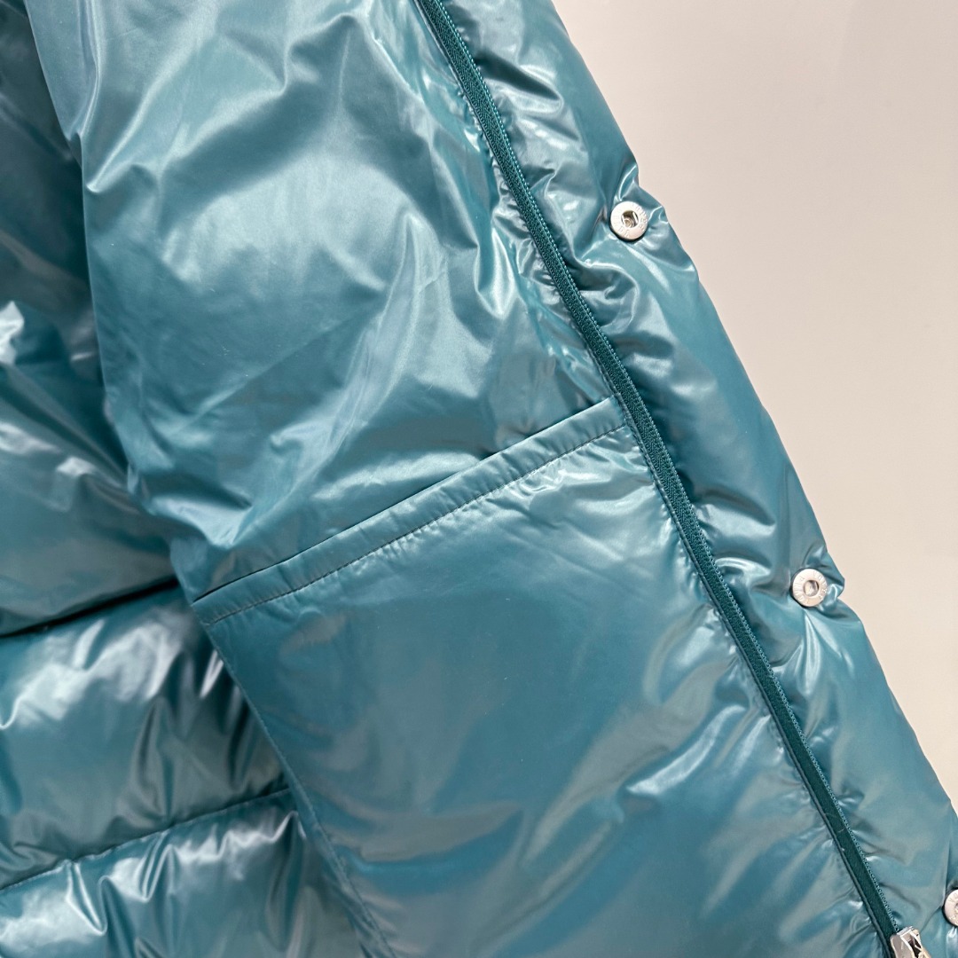 P550 专柜新品首发 Prada 普拉达2025秋冬专柜同步新品发布，最新款羽绒服出货，全部原版购入，今年最新色，无论面料和辅料，真正做到了1:1完美复刻，全部最新辅料，香港达菲公司订购原版，内里填充95白鸭绒，质感无敌了，出入柜上无压力，48-56码，闭眼入，市场最高版本，欢迎对比