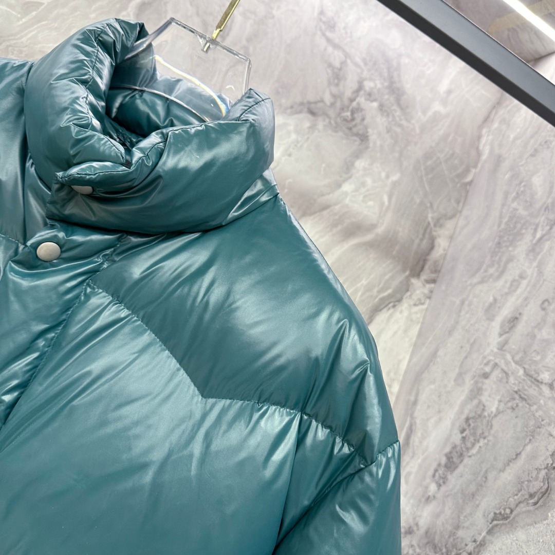 P550 专柜新品首发 Prada 普拉达2025秋冬专柜同步新品发布，最新款羽绒服出货，全部原版购入，今年最新色，无论面料和辅料，真正做到了1:1完美复刻，全部最新辅料，香港达菲公司订购原版，内里填充95白鸭绒，质感无敌了，出入柜上无压力，48-56码，闭眼入，市场最高版本，欢迎对比