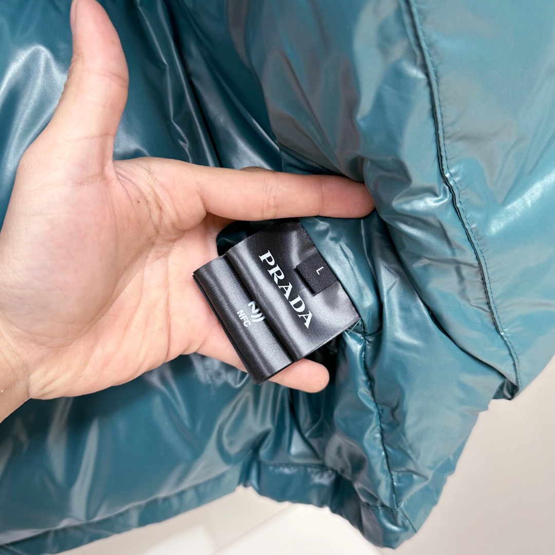P550 专柜新品首发 Prada 普拉达2025秋冬专柜同步新品发布，最新款羽绒服出货，全部原版购入，今年最新色，无论面料和辅料，真正做到了1:1完美复刻，全部最新辅料，香港达菲公司订购原版，内里填充95白鸭绒，质感无敌了，出入柜上无压力，48-56码，闭眼入，市场最高版本，欢迎对比