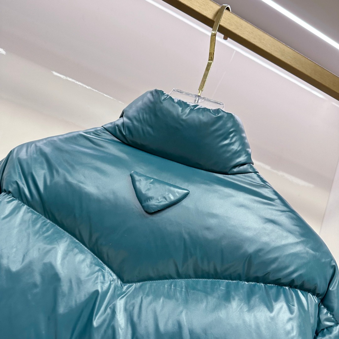 P550 专柜新品首发 Prada 普拉达2025秋冬专柜同步新品发布，最新款羽绒服出货，全部原版购入，今年最新色，无论面料和辅料，真正做到了1:1完美复刻，全部最新辅料，香港达菲公司订购原版，内里填充95白鸭绒，质感无敌了，出入柜上无压力，48-56码，闭眼入，市场最高版本，欢迎对比