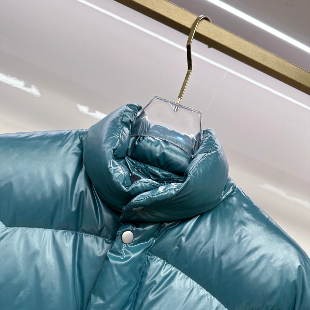 P550 专柜新品首发 Prada 普拉达2025秋冬专柜同步新品发布，最新款羽绒服出货，全部原版购入，今年最新色，无论面料和辅料，真正做到了1:1完美复刻，全部最新辅料，香港达菲公司订购原版，内里填充95白鸭绒，质感无敌了，出入柜上无压力，48-56码，闭眼入，市场最高版本，欢迎对比