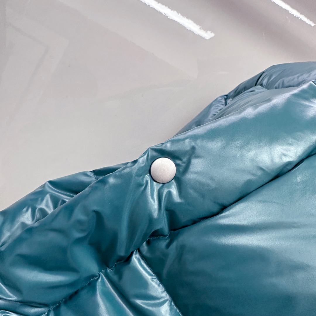 专柜新品首发 Prada 普拉达2025秋冬专柜同步新品发布，最新款羽绒服出货，全部原版购入，今年最新色