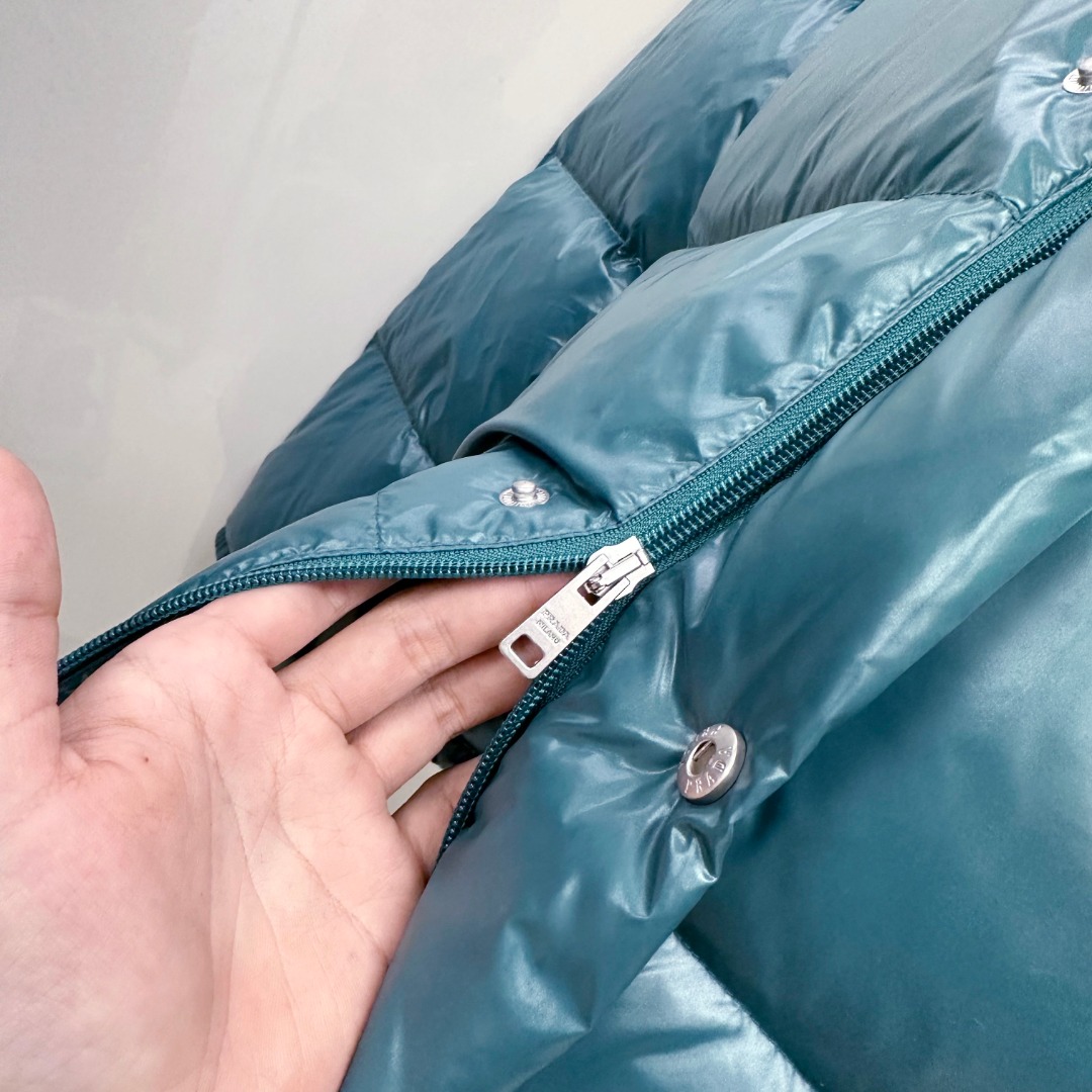 专柜新品首发 Prada 普拉达2025秋冬专柜同步新品发布，最新款羽绒服出货，全部原版购入，今年最新色