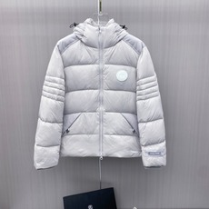 Canada Goose(加拿大鹅) FW新款羽绒服。连帽设计,男女同款,时尚感满满。采用定制面料,防风防雨,保暖有型; Canada Goose(加拿大鹅) FW新款羽绒服。连帽设计,男女同款,时尚感满满。采用定制面料,防风防雨,保暖有型;