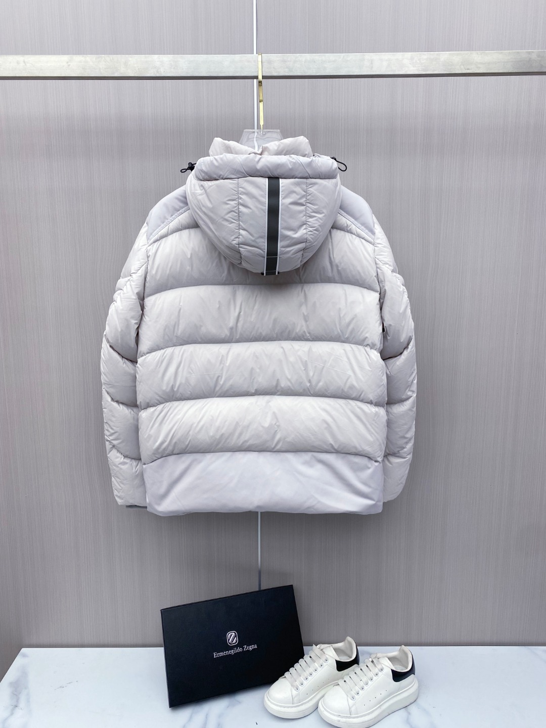 Canada Goose(加拿大鹅) FW新款羽绒服。连帽设计，男女同款，时尚感满满。采用定制面料，防风防雨，保暖有型；