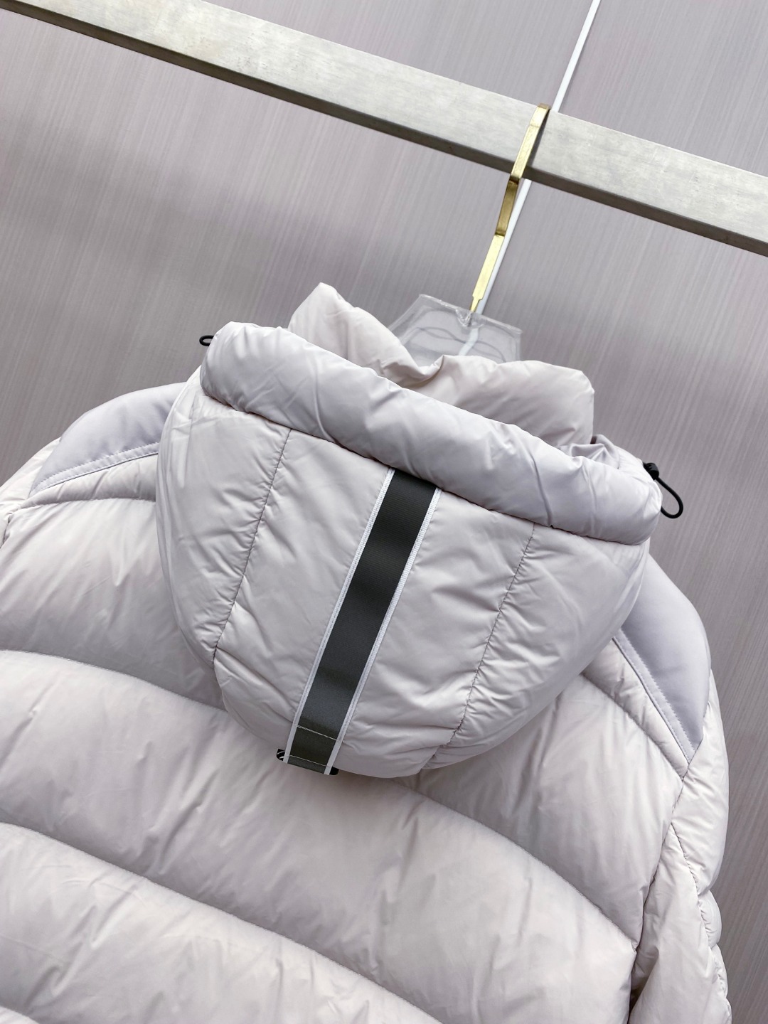 Canada Goose(加拿大鹅) FW新款羽绒服。连帽设计，男女同款，时尚感满满。采用定制面料，防风防雨，保暖有型；
