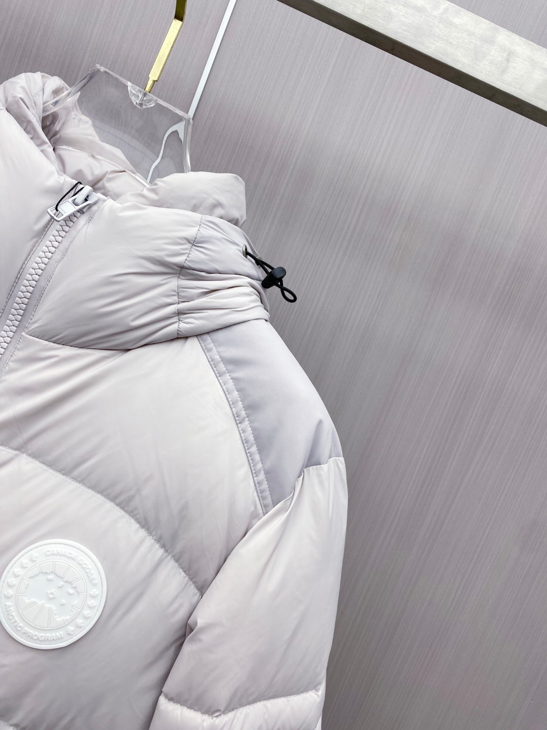 Canada Goose(加拿大鹅) FW新款羽绒服。连帽设计，男女同款，时尚感满满。采用定制面料，防风防雨，保暖有型；