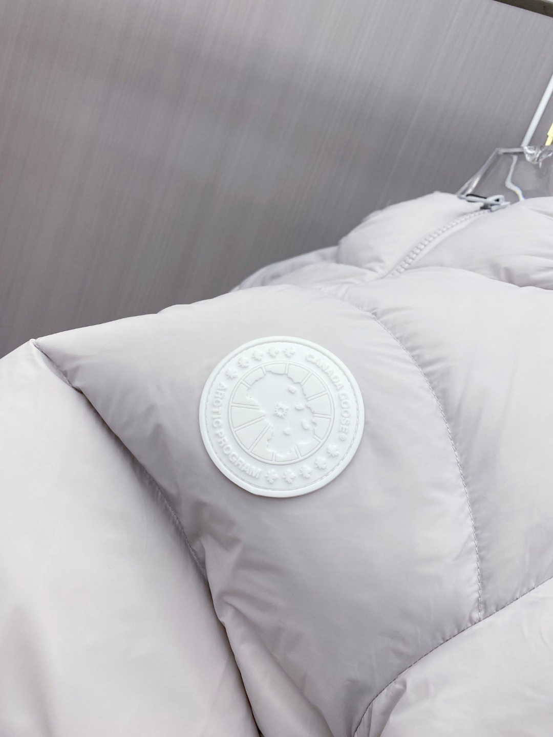 Canada Goose(加拿大鹅) FW新款羽绒服。连帽设计，男女同款，时尚感满满。采用定制面料，防风防雨，保暖有型；
