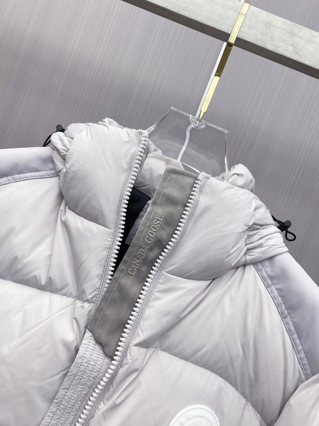 Canada Goose(加拿大鹅) FW新款羽绒服。连帽设计，男女同款，时尚感满满。采用定制面料，防风防雨，保暖有型；