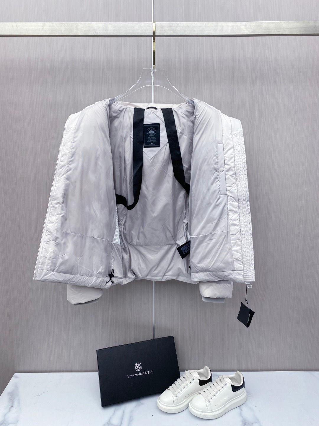 Canada Goose(加拿大鹅) FW新款羽绒服。连帽设计，男女同款，时尚感满满。采用定制面料，防风防雨，保暖有型；