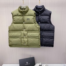 Prada 普拉达秋冬专柜同步新品发布,最新工装羽绒马甲出货,原版购入,无论面料及辅料,全部做到了1:1完美复刻,柜上最 Prada 普拉达秋冬专柜同步新品发布,最新工装羽绒马甲出货,原版购入,无论面料及辅料,全部做到了1:1完美复刻,柜上最