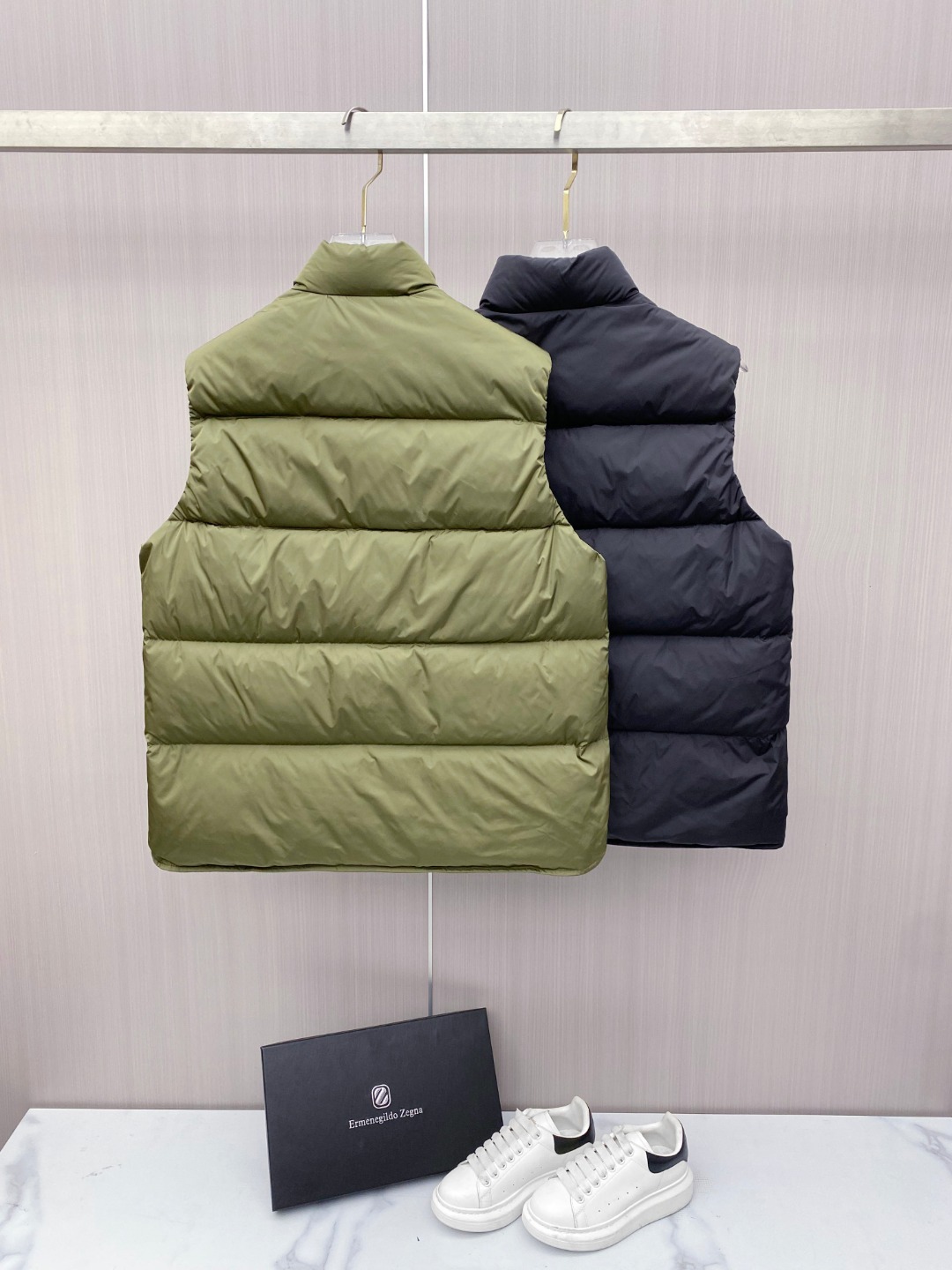 Prada 普拉达秋冬专柜同步新品发布，最新工装羽绒马甲出货，原版购入，无论面料及辅料，全部做到了1:1完美复刻，柜上最