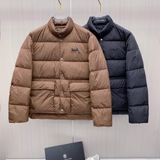 Prada 普拉达秋冬专柜同步新品发布,最新款羽绒服出货,全部原版购入,今年最新色,无论面料和辅料,真正做到了1:1完美 Prada 普拉达秋冬专柜同步新品发布,最新款羽绒服出货,全部原版购入,今年最新色,无论面料和辅料,真正做到了1:1完美