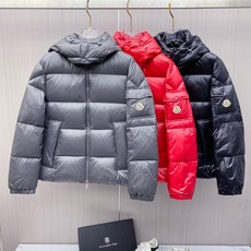 Moncler 蒙口秋冬新品发布,蒙口最新款亮光羽绒出货,柜上同步,面料及辅料全部订制,帽子可脱卸,面料涂层有股感,小暗 Moncler 蒙口秋冬新品发布,蒙口最新款亮光羽绒出货,柜上同步,面料及辅料全部订制,帽子可脱卸,面料涂层有股感,小暗