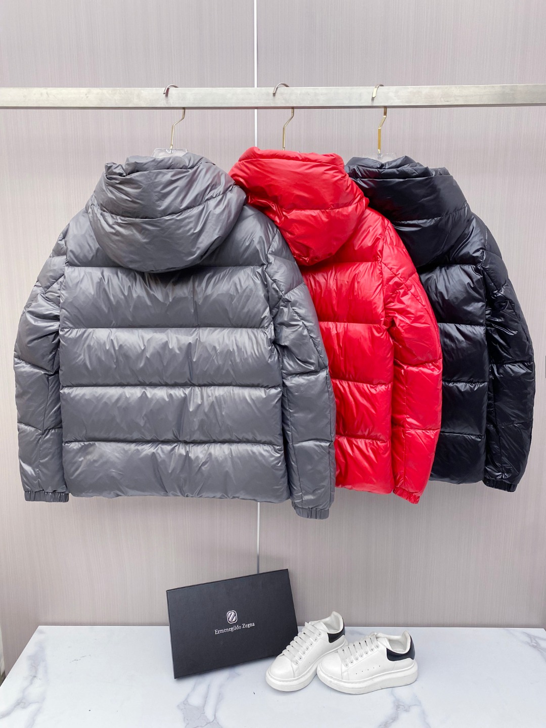 Moncler 蒙口秋冬新品发布，蒙口最新款亮光羽绒出货，柜上同步，面料及辅料全部订制，帽子可脱卸，面料涂层有股感，小暗