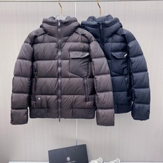 Dior 迪奥 🆕🆕🆕25年冬季最新羽绒服 立体剪裁廓形版型上身显瘦帅气!胸前小logo设计、时尚感极强。保暖拒绝臃肿! Dior 迪奥 🆕🆕🆕25年冬季最新羽绒服 立体剪裁廓形版型上身显瘦帅气!胸前小logo设计、时尚感极强。保暖拒绝臃肿!