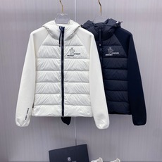 Moncler 蒙口 FW新款连帽拼羽绒夹克外套。经典款,一件难求。采用原版定制面料,正身充90绒,拼接设计,时尚感满满 Moncler 蒙口 FW新款连帽拼羽绒夹克外套。经典款,一件难求。采用原版定制面料,正身充90绒,拼接设计,时尚感满满