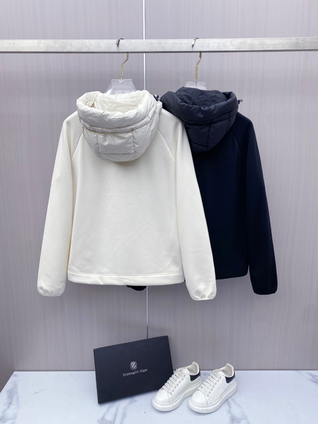 Moncler 蒙口 FW新款连帽拼羽绒夹克外套。经典款，一件难求。采用原版定制面料，正身充90绒，拼接设计，时尚感满满