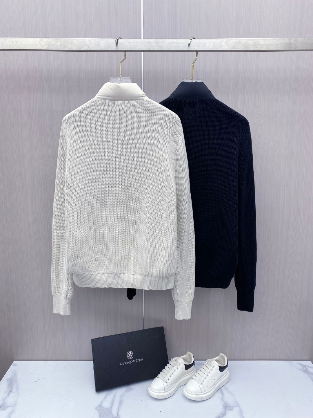 Moncler 蒙口 秋冬新款羽绒服，针织拼接羽绒服采用新国标95白鸭绒，秋冬新品内搭神器！在国内羽绒黑色都是走基础风格