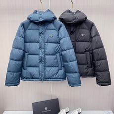 Prada&普拉达FW秋冬新款羽绒服。柜子在售款,一件难求。采用定制防风防雨面料,抗皱立挺有型,软糯亲肤,上身舒适度极高 Prada&普拉达FW秋冬新款羽绒服。柜子在售款,一件难求。采用定制防风防雨面料,抗皱立挺有型,软糯亲肤,上身舒适度极高