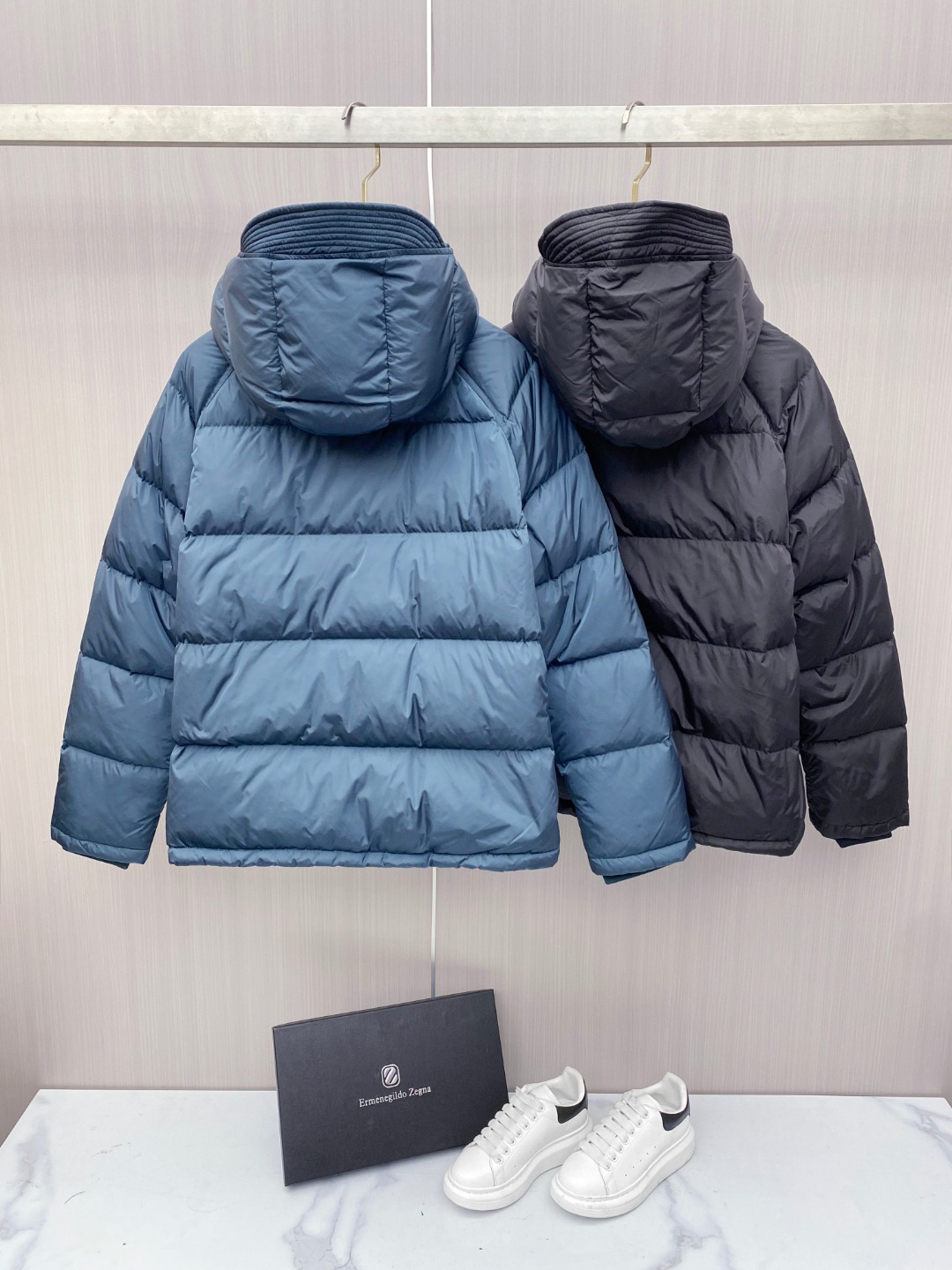 Prada&普拉达FW秋冬新款羽绒服。柜子在售款，一件难求。采用定制防风防雨面料，抗皱立挺有型，软糯亲肤，上身舒适度极高