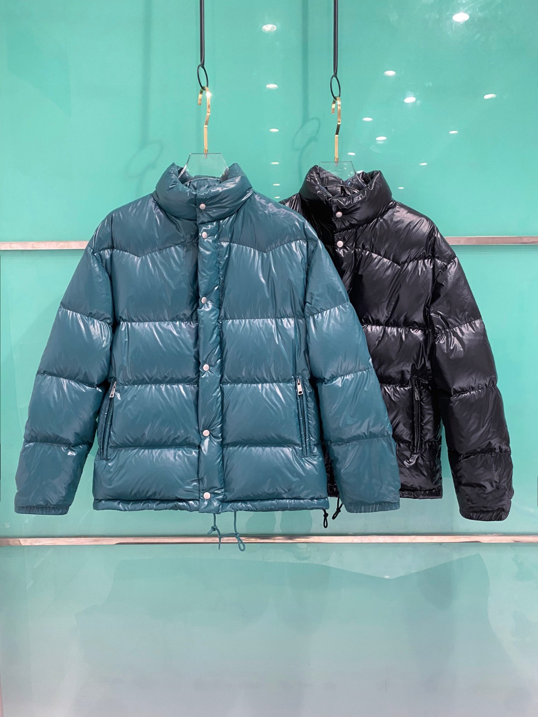 专柜新品首发 Prada 普拉达2025秋冬专柜同步新品发布，最新款羽绒服出货，全部原版购入，今年最新色