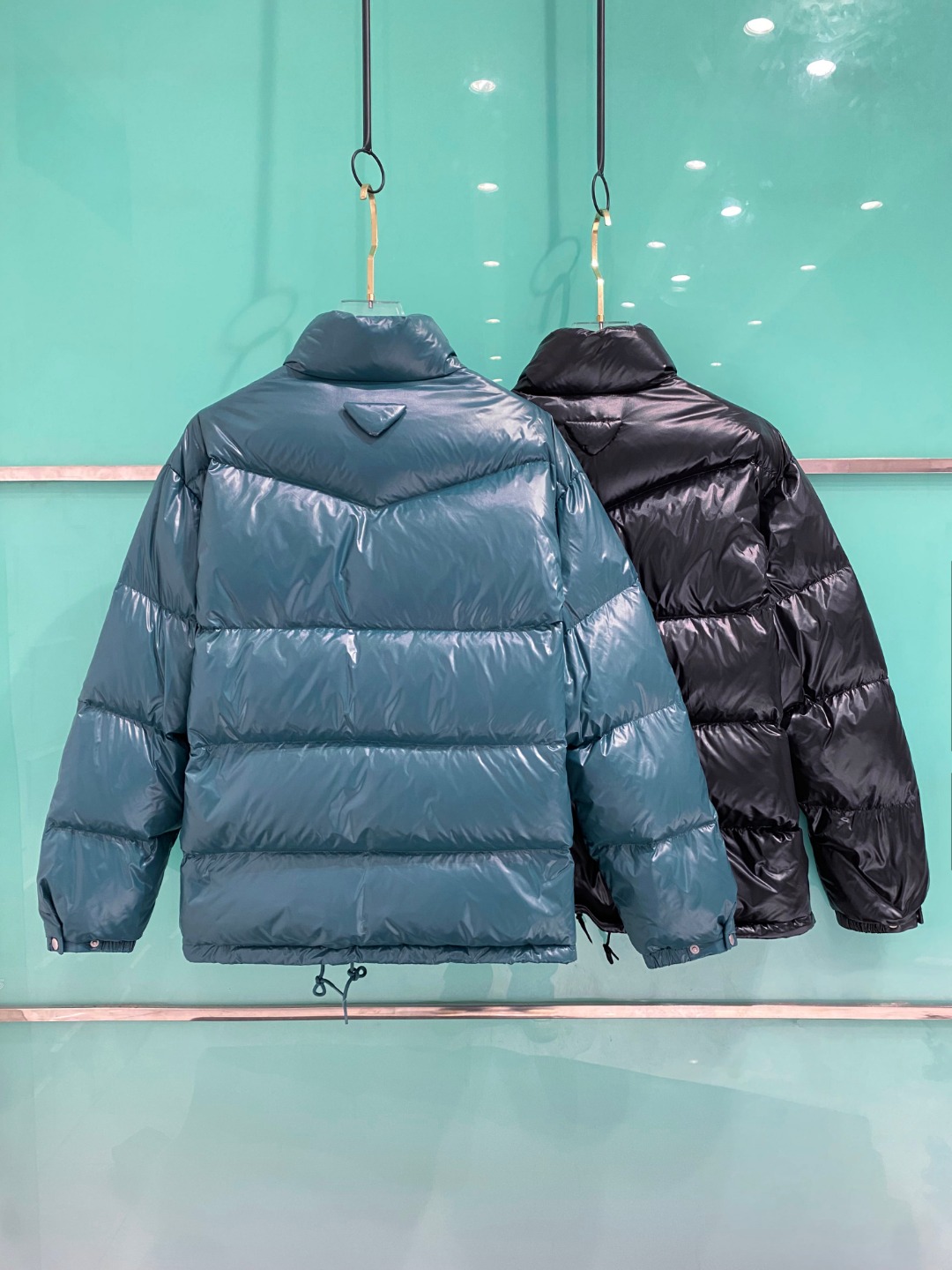 专柜新品首发 Prada 普拉达2025秋冬专柜同步新品发布，最新款羽绒服出货，全部原版购入，今年最新色