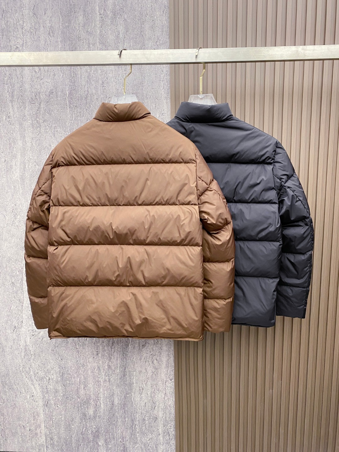 Prada 普拉达2025秋冬专柜同步新品发布，最新款羽绒服出货，全部原版购入，今年最新色，无论面料和辅