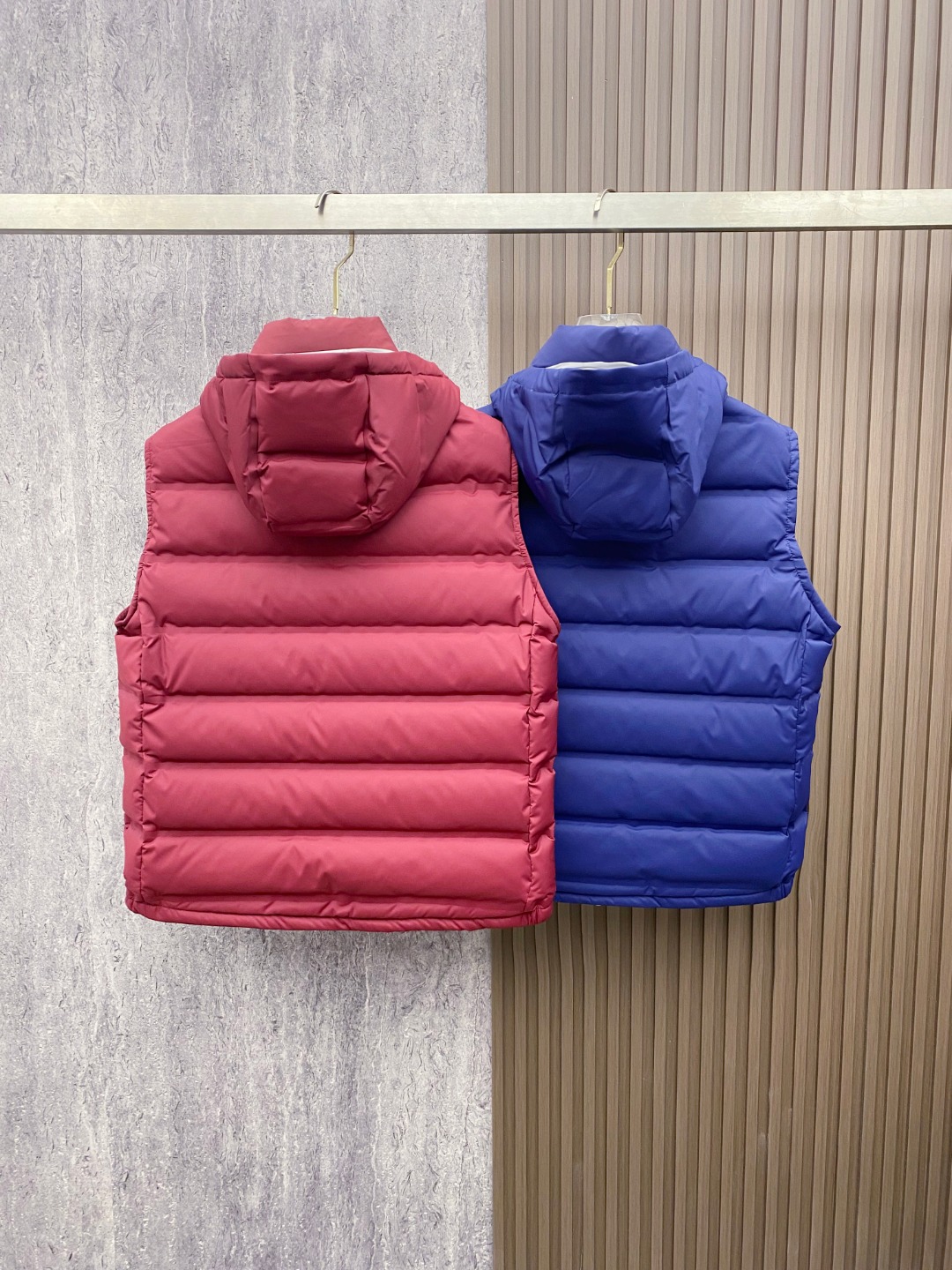 25秋冬新品发布，BC新款羽绒马甲出货，帽子可完全拆卸成立领，所有面料及辅料原版开模订制，质感超强，码数