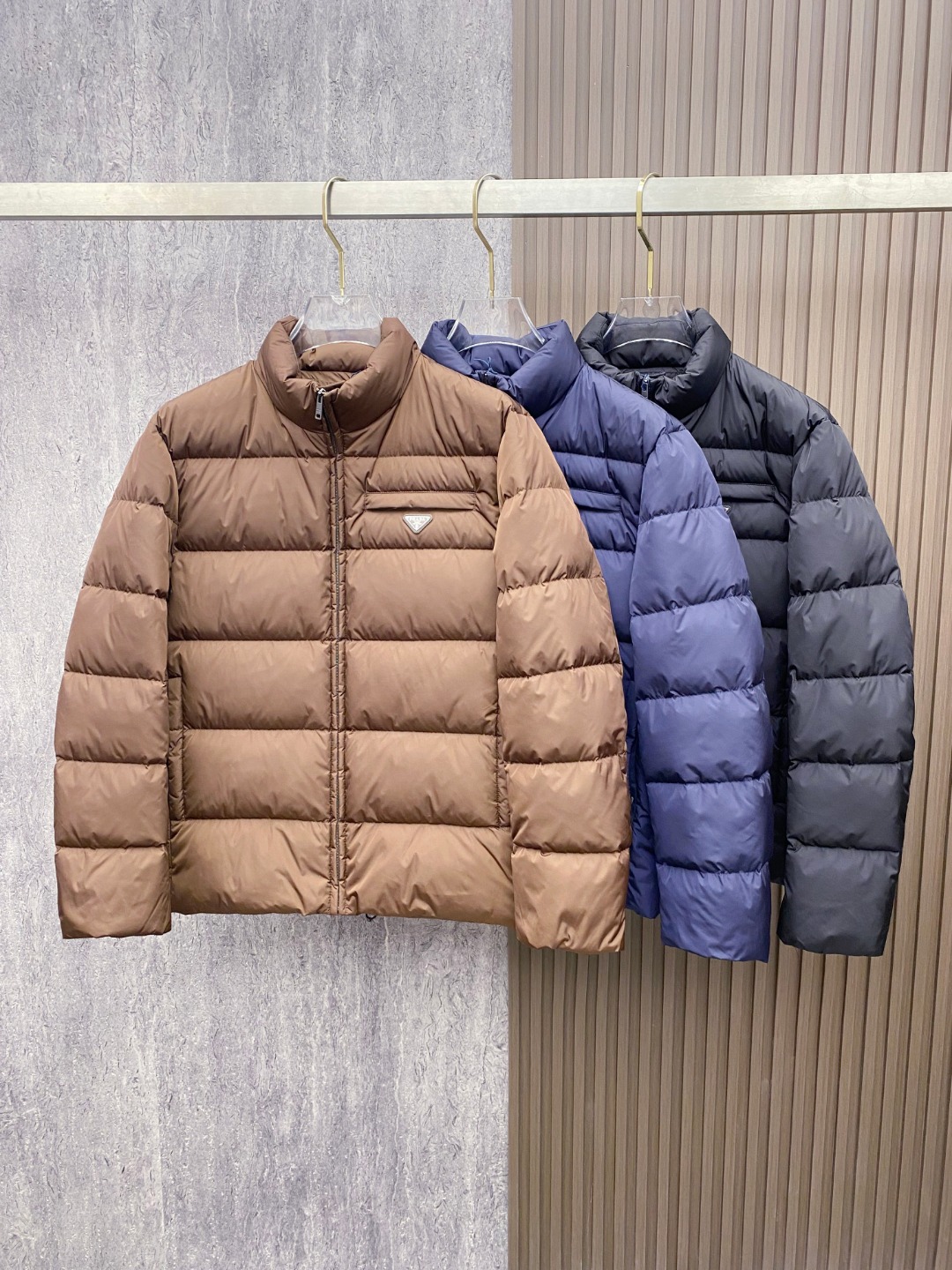 Prada 普拉达2025秋冬专柜同步新品发布，最新款羽绒服出货，全部原版购入，今年最新色，无论面料和辅