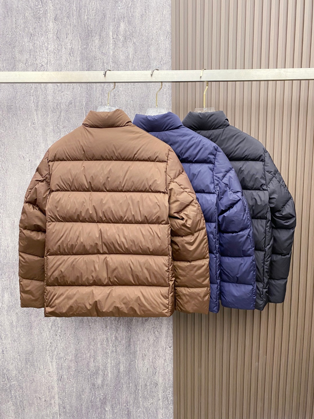 Prada 普拉达2025秋冬专柜同步新品发布，最新款羽绒服出货，全部原版购入，今年最新色，无论面料和辅