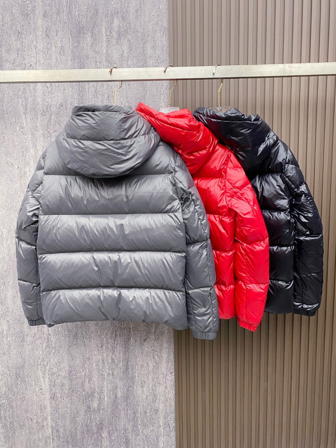 Moncler 蒙口2025秋冬新品发布，蒙口最新款亮光羽绒出货，柜上同步，面料及辅料全部订制，帽子可脱