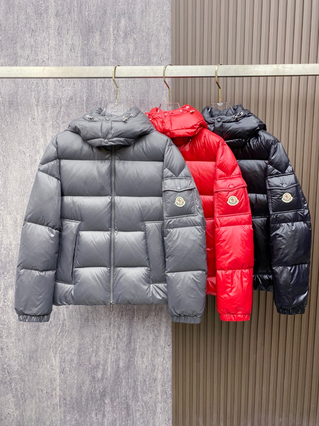 Moncler 蒙口2025秋冬新品发布，蒙口最新款亮光羽绒出货，柜上同步，面料及辅料全部订制，帽子可脱