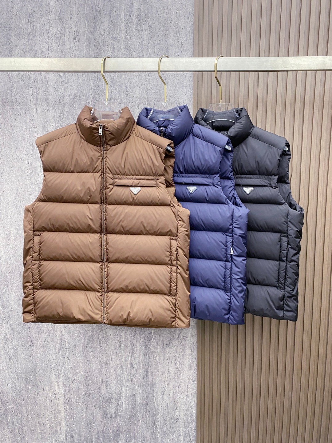 Prada 普拉达2025秋冬专柜同步新品发布，最新款羽绒马甲出货，全部原版购入，今年最新色，无论面料和