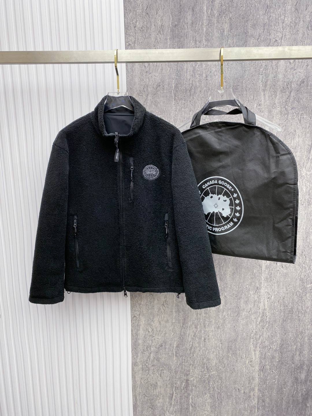 NO:645165,MONCLER 25 new autumn and winter polar fleece double-sided jacket. Stand-up collar polar fleece warm jacket, sleeves line splicing design, seemingly simple but full of features. The fabric is soft and comfortable, and the accessories are all original and customized!  Color Black Size 48-56,,Moncler,jackets & coats,alexander wang19860909MONCLER 蒙口 25年秋冬新款摇粒绒双面穿外套 立领摇粒绒保暖外套,袖子线条拼接设计,看似简单却充满特点的一款,面料软糯舒适,辅料配件均原版定制！ 颜色黑色 码数48-56,,Moncler,jackets & coats,alexander wang,Men's clothing