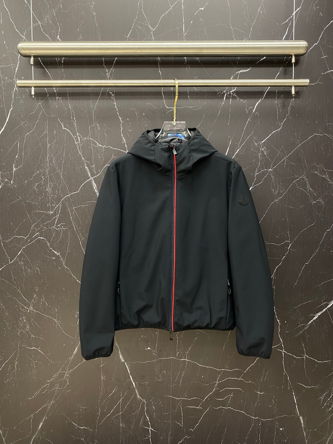 NO:691592,Special down Moncler Batisse men's hooded short down jacket. Original purchased and developed, filled with goose down. The barcode model number is complete and consistent with the official website. The tag has built-in NFC electronic induction anti-counterfeiting. Supports multiple anti-counterfeiting verifications. Here I would like to talk about the fabrics, original replacement fabrics, technical fabrics, natural anti-wrinkles, anti-watering, special functional fabrics. No need to iron when you receive it, it is the effect of my real shot. Customers with high demand for fabrics come to buy this.  The Batisse Down Jacket is designed for the modern man who values functionality and beauty. The Select Item The Batisse Down Jacket is a men's collection piece that combines cutting-edge fabrics with streamlined silhouettes. Short in length, it is made from durable softshell material to provide windproof and functional protection. Discreet reflective detailing along the zipper. Details Made of soft shell léger fabric Polyester lining Hood Filled with down Zipper closure Zippered pockets Size1-5  black/red,,jackets & coats,jackets & coats,down jacket,hats,19860909特级羽绒Moncler Batisse男士连帽短款羽绒夹克外套.原版购入开发,鹅绒填充.条码款号齐全,对应官网一致.吊牌内置NFC电子感应防伪.支持多重防伪验证. 这里要特别说一下面料,原厂替换面料,科技面料,自然抗褶皱,防浇水,特殊功能性面料.收到无需熨烫就是我实拍的效果.对面料高需求的客户来入这款. Batisse羽绒夹克专为注重功能性和美观的现代男士设计. 臻选单品 Batisse羽绒夹克是男士系列的单品,融合前沿面料和流线型廓形.短款设计,采用耐久的软壳材料制成,提供拒风和功能性保护.拉链处点缀低调的反光细节. 详细信息 采用柔软shell léger面料制成 聚酯纤维衬里 兜帽 填充羽绒 拉链开合 拉链口袋 Size1-5 黑色/红色,,jackets & coats,jackets & coats,down jacket,hats,,Men's clothing