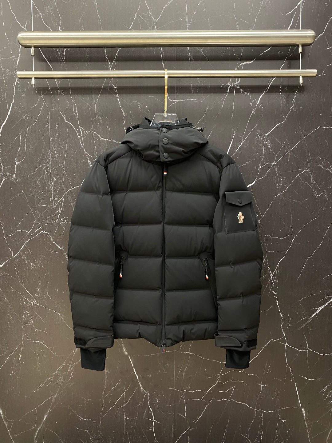 NO:691595,Special down Moncler Montgetech (limited to blue) high-end men's short down jacket. A high-end item priced at 2w at the counter. The fabric is so good that you don't want to miss it. A must-have item for high-end customers. The color is so beautiful. The tag bar code is complete and consistent with the official website. The tag has built-in NFC electronic induction anti-counterfeiting. The Montgetech men's down jacket has a casual style, integrating the excellent performance of the Moncler Grenoble series.  The Montgetech Men's Short Down Jacket is comfortable and eye-catching, adding an elegant touch to any look. Made from functional double-layer stretch nylon fabric bonded with a durable, ventilated membrane. Functional zipper closure, ski pass pocket and stretchy jersey wristbands provide comfort in all mountain sports, providing comfort in inclement weather. Details Made from double-layer four-way stretch nylon fabric Nylon lining Down filling Bonded checkered panels Removable hood with snap fasteners and adjustable drawstring  Windproof inner collar Fabric number transfer pattern YKK AquaGuard functional zipper closure Ski pass pocket with snap fastener YKK Aquaguard functional zipper exterior pocket Internal electronics pocket Internal snow lining Elastic knit wrist guards Ski pass pocket Pull tabs and tri-color details at cuffs Elastic drawstring hem Size : 1-5. Black, limited blue,,jackets & coats,jackets & coats,down jacket,hats,19860909特级羽绒Moncler Montgetech(限定蓝色)高端男士短款羽绒夹克外套.柜台2w开外的高端单品.面料真是好的不要不要的.高端客必入单品.太漂亮这个配色. 吊牌条码款号齐全,对应官网一致.吊牌内置 NFC电子感应防伪. Montgetech男士羽绒夹克休闲款式,融合Moncler Grenoble系列的优良性能. Montgetech男士短款羽绒夹克舒适而瞩目,为造型赋予优雅风格.采用功能性双层弹性尼龙面料制成,粘合耐久通风的薄膜.功能性拉链开合、滑雪通行证口袋和弹性平纹针织护腕满足各种山地运动所需,可在恶劣天气带来舒适的穿着体验. 详情 采用双层四向弹性尼龙面料制成 尼龙衬里 填充羽绒 粘合方格块 可拆卸兜帽,搭配按扣和可调节抽绳 防风内领 织物编号转印图案 YKK AquaGuard功能性拉链开合 滑雪通行证口袋设有按扣 YKK Aquaguard功能性拉链外部口袋 内部电子设备口袋 内部防雪衬 弹性针织护腕 滑雪通行证口袋 袖口设有拉袢和三色细节 弹性抽绳下摆 Size : 1-5. 黑色,限定蓝,,jackets & coats,jackets & coats,down jacket,hats,,Men's clothing