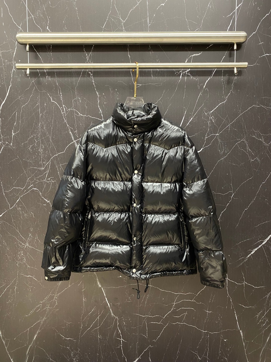 NO:691600,The first release of new products in the counter. Prada 2025 autumn and winter counters simultaneously release new products. The latest down jackets are shipped. All original versions are purchased. The latest colors this year. Regardless of fabrics and accessories, they are truly 1:1 perfect replicas. All the latest accessories. Hong Kong Duffy Company ordered the original version. It is filled with 95 white duck down. The texture is invincible. There is no pressure when entering and exiting the cabinet. Sizes 48-56. Close your eyes. The highest version on the market. Welcome to compare. Prada, prada, down  jacket,19860909专柜新品首发 Prada 普拉达2025秋冬专柜同步新品发布,最新款羽绒服出货,全部原版购入,今年最新色,无论面料和辅料,真正做到了1:1完美复刻,全部最新辅料,香港达菲公司订购原版,内里填充95白鸭绒,质感无敌了,出入柜上无压力,48-56码,闭眼入,市场最高版本,欢迎对比,,prada,prada,down jacket,,Men's clothing