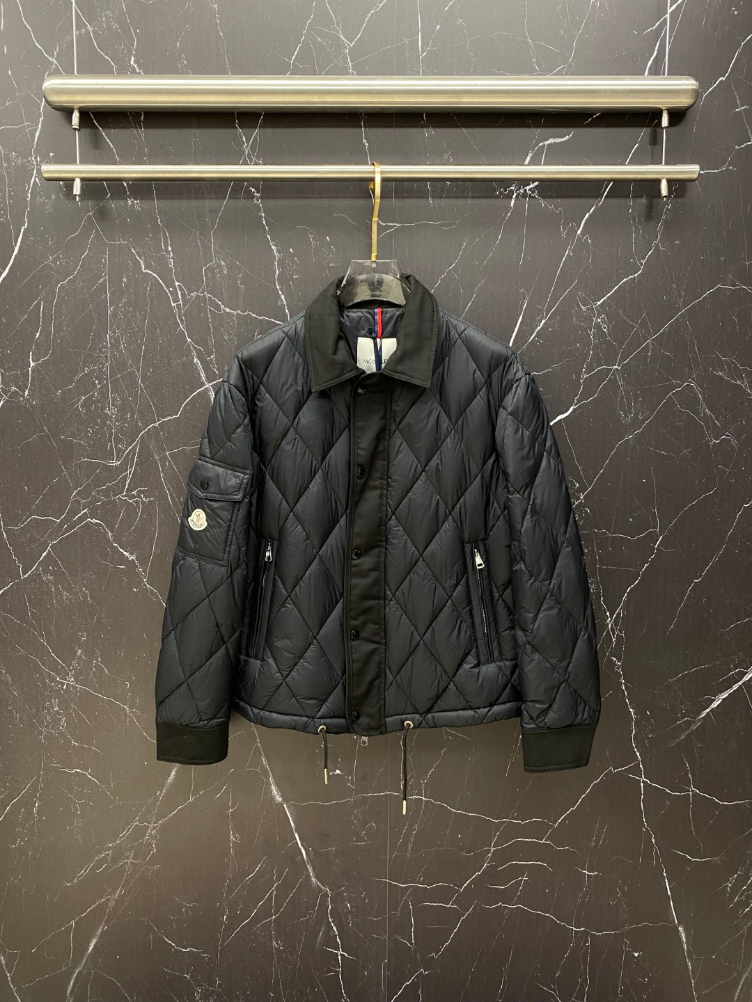 NO:691606,Moncler Meng Mouth Exclusive hot style 2025 autumn and winter new down jacket Original 1:1 customized hardware accessories are all imported and original customization Welcome to compare at the counter Absolutely high quality Use top 90 white duck down Super soft Filled with fluffy and plump Super heavy fabrics with perfect workmanship Note that the fabric is super comfortable Exclusive model Non-market goods Same style for men and women Size M-3XL, Moncler, down jacket,19860909Moncler 蒙口 独家爆款2025秋冬新款羽绒服 原版1:1订制五金配件全进口原版定制 欢迎专柜对比 绝对的高品质 采用顶级90白鸭绒 超柔软 充羽量蓬松饱满 超级重面料做工杠杠的版型完美 注意面料超舒服 独家款 非市场货 男女同款 码数M-3XL,,Moncler,down jacket,,Men's clothing