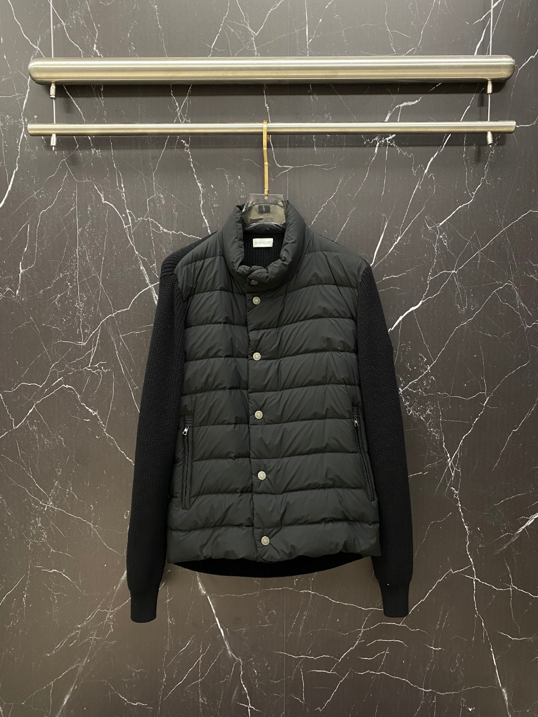 NO:691591,Moncler 2025 new autumn and winter down jackets, knitted splicing down jackets using the new national standard 95 white duck down, new autumn and winter inner wear items!  In China, down and black colors are all in basic style. They can be worn alone or layered to create a more layered look!  Full of fluffiness!  The filling is sufficient, and the thermal performance is not a problem, it is windproof and warm!  Color Black White Size 48-56, Moncler, down jacket,19860909Moncler 蒙口 2025年秋冬新款羽绒服,针织拼接羽绒服采用新国标95白鸭绒,秋冬新品内搭神器！在国内羽绒黑色都是走基础风格,可以单穿还可以搭配叠穿,会更有层次感！蓬松度十足！填充量足足的,保暖性能不在话下,防风保暖！ 颜色黑色 白色 尺码48-56,,Moncler,down jacket,,Men's clothing